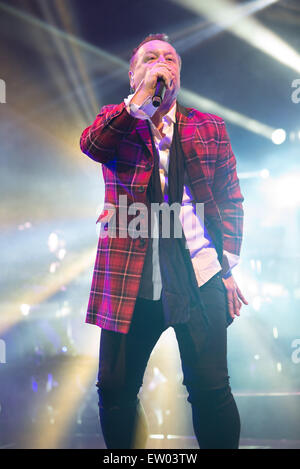 Simple Minds performing live presso l'Auditorium di Grimsby con: Jim Kerr dove: Grimsby, Regno Unito quando: 27 Mar 2015 C Foto Stock