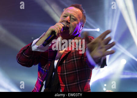 Simple Minds performing live presso l'Auditorium di Grimsby con: Jim Kerr dove: Grimsby, Regno Unito quando: 27 Mar 2015 C Foto Stock