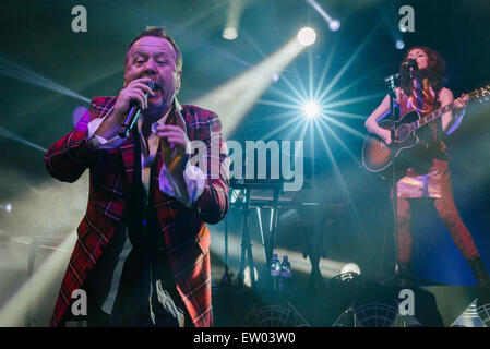 Simple Minds performing live presso l'Auditorium di Grimsby con: Jim Kerr dove: Grimsby, Regno Unito quando: 27 Mar 2015 C Foto Stock