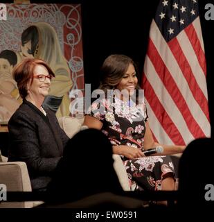 Stati Uniti La First Lady Michelle Obama si siede con Julia Gillard durante una visita alla scuola di Mulberry per ragazze a condurre una tavola rotonda sul tema di istruire le ragazze di tutto il mondo il 16 giugno 2015 a Londra, Inghilterra. Foto Stock