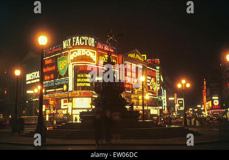 Piccadilly Circus di notte nel 1964. Londra, Inghilterra, Regno Unito Foto Stock