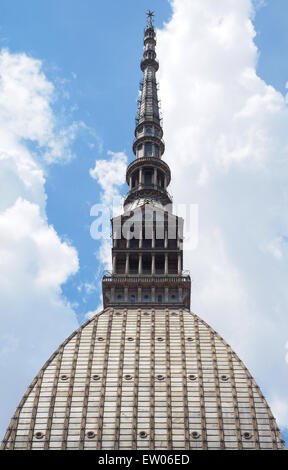 Un singolare vista della Mole Antonelliana, simbolo di Torino, Italia. Qui viene mostrato il tetto e la veramente di alta guglia su di esso Foto Stock