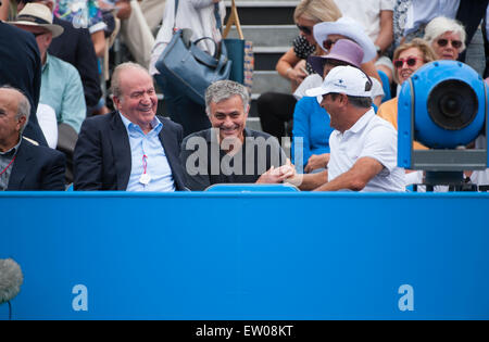 La Queen's Club di Londra, Regno Unito. Il 16 giugno, giorno 2 Round 1 match con Rafael Nadal (ESP) riproduzione di Alexandr Dolgopolov (UKR), guardato da ex re Juan Carlos di Spagna e Jose Mourinho, Chelsea Manager. Credito: Malcolm Park editoriale/Alamy Live News Foto Stock