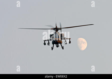 Stati Uniti Marine Corps AH-1W Super elicottero Cobra forniscono supporto per funzionamento speciale forze durante un Navy SEALs clandestino di inserimento e di estrazione di esercizio di formazione lungo il fiume sale in Northern Kentucky Agosto 24, 2007 a Fort Knox, Kentucky. Foto Stock