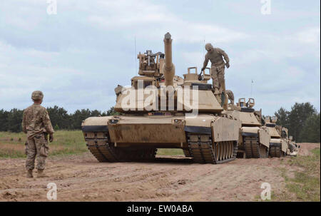 Stati Uniti Esercito armor unità con la terza divisione di fanteria con loro M1A2 Abrams battaglia serbatoio durante il funzionamento di esercizio Atlantic risolvere Giugno 15, 2015 nella Tapa, Estonia. Foto Stock