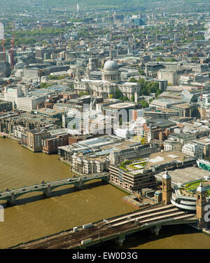 Vista aerea del fiume Tamigi e delle infrastrutture della città di Londra Regno Unito Inghilterra Foto Stock