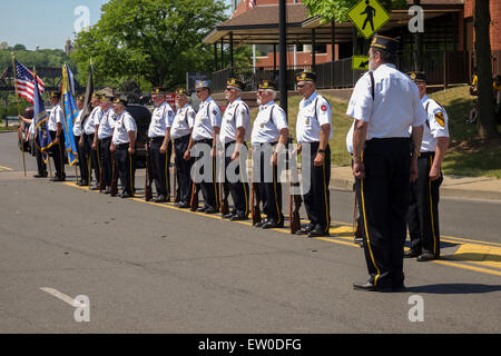 Veterani tenendo bandiere, durante il Memorial Day celebrazioni, Easton, Pennsylvania, USA. Foto Stock