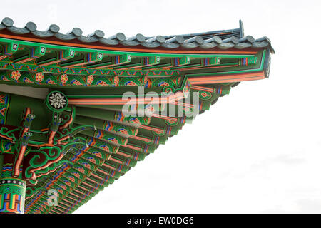 Tetto di un tempio coreano con la pittura Foto Stock