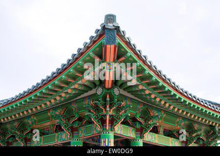 Tetto di un tempio coreano con la pittura Foto Stock