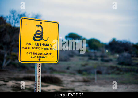 Cartello giallo con un avvertimento per i rattlesnakes Foto Stock