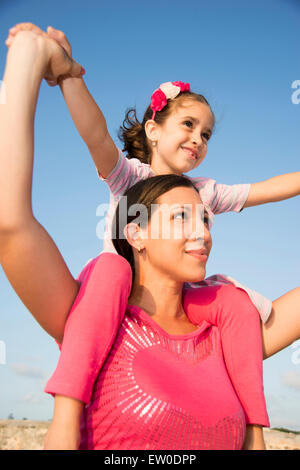 Madre e figlia all'aperto Foto Stock