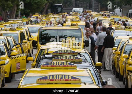 Budapest, Ungheria. 16 Giugno, 2015. I conducenti di taxi prendere parte a una manifestazione nel centro di Budapest, Ungheria, il 16 giugno 2015. Centinaia di conducenti di taxi ruotata fino in loro yellow cabs ad una dimostrazione contro non regolamentata car-sharing app come Uber, chiedendo al governo di attuare una soluzione. Credito: Attila Volgyi/Xinhua/Alamy Live News Foto Stock