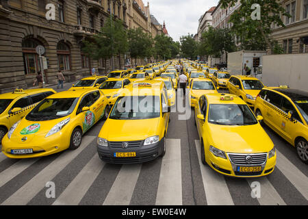 Budapest, Ungheria. 16 Giugno, 2015. I conducenti di taxi prendere parte a una manifestazione nel centro di Budapest, Ungheria, il 16 giugno 2015. Centinaia di conducenti di taxi ruotata fino in loro yellow cabs ad una dimostrazione contro non regolamentata car-sharing app come Uber, chiedendo al governo di attuare una soluzione. Credito: Attila Volgyi/Xinhua/Alamy Live News Foto Stock