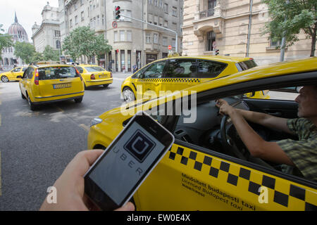 Budapest, Ungheria. 16 Giugno, 2015. I conducenti di taxi prendere parte a una manifestazione nel centro di Budapest, Ungheria, il 16 giugno 2015. Centinaia di conducenti di taxi ruotata fino in loro yellow cabs ad una dimostrazione contro non regolamentata car-sharing app come Uber, chiedendo al governo di attuare una soluzione. Credito: Attila Volgyi/Xinhua/Alamy Live News Foto Stock