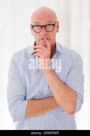 Calvo uomo guardando il cielo pensieroso Foto Stock