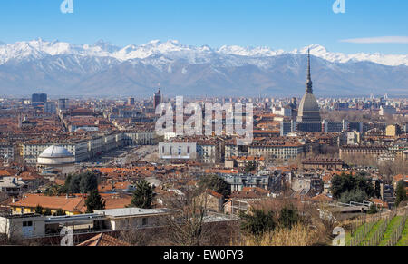 Splendida vista panoramica della città di Torino e del Piemonte, regione dell'Italia. Con lo sfondo delle alpi montagne innevate Foto Stock