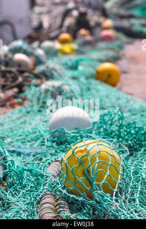 Le reti da pesca e di boe nel porto di Dingle, nella contea di Kerry, Irlanda Foto Stock