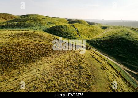 Maiden Castle Iron Age Fort hill, Dorset. Quattro bastioni e tre fossati di complessi lavori di movimento terra le difese dell'entrata occidentale Foto Stock