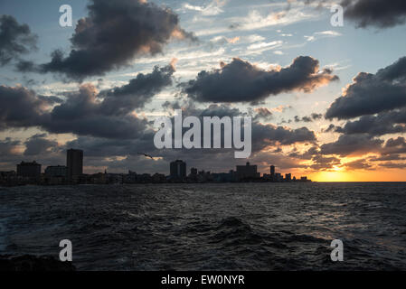 Tramonto sul Malecon a l'Avana Foto Stock