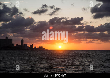 Tramonto sul Malecon a l'Avana Foto Stock