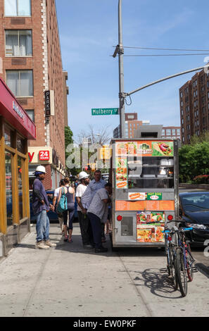 New York City cibo Halal Carrello lavoratori in attesa in linea USA Foto Stock