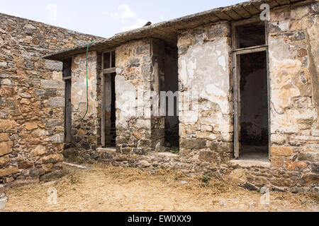 Un abbandonato edificio medievale sull'isola di Spinalonga in creta. Foto Stock