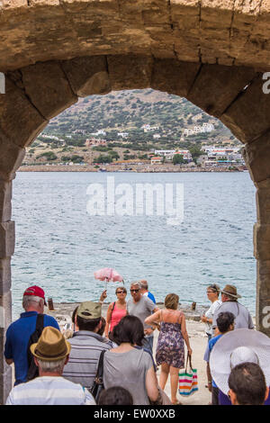 Una guida turistica che conduce un gruppo di turisti intorno all'isola di Spinalonga. Foto Stock