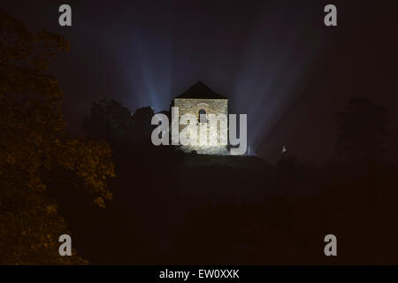 Tempo di notte vista sulle rovine del castello Potstejn. Potstejn è comune, Regione di Hradec Kralove in Rychnov nad Kneznonou distretto, Cze Foto Stock