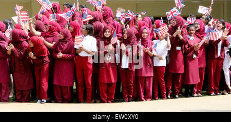 I giovani studenti musulmani bandiere d'onda come essi benvenuti U.S. La First Lady Michelle Obama durante una visita alla scuola di Mulberry per ragazze Giugno 16, 2015 a Londra, Inghilterra. Foto Stock