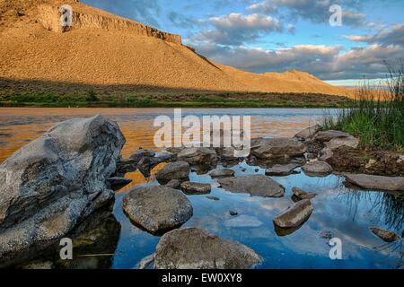 Una sezione tranquilla del fiume Snake nella Morley Nelson Snake River Rapaci National Conservation Area esterna Boise, Idaho. La zona ospita la più grande concentrazione di nidificazione di uccelli rapaci in Nord America. Foto Stock