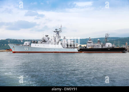 Varna, Bulgaria - 16 Luglio 2014: Smely fregate della marina bulgara sorge in Varna base navale. La Koni classe è nato creazione report Foto Stock