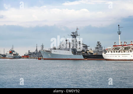 Varna, Bulgaria - 16 Luglio 2014: Smely fregate della marina bulgara sta ormeggiata in Varna. La Koni classe è il reporting della NATO na Foto Stock