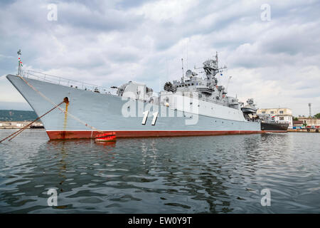 Varna, Bulgaria - 16 Luglio 2014: Smely fregate della marina bulgara sorge in Varna base navale. La Koni classe è nato creazione report Foto Stock