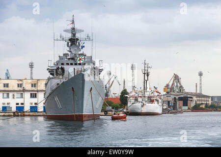 Varna, Bulgaria - 16 Luglio 2014: Smely fregate della marina bulgara sta ormeggiata in Varna base navale. La Koni classe è nato r Foto Stock