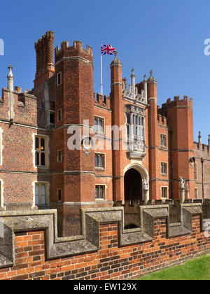 Entrata del Palazzo di Hampton Court un palazzo reale che vola la bandiera Union Jack London Borough of Richmond upon Thames Greater London Surrey UK Foto Stock
