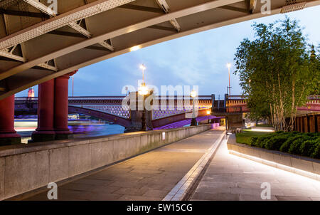 Archi sotto il Blackfriars Railway Bridge di notte London REGNO UNITO Foto Stock