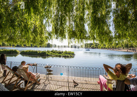 La gente seduta della serpentina Cafe Hyde Park Londra REGNO UNITO Foto Stock