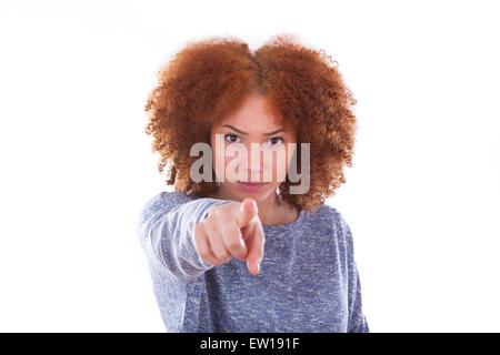 Giovani arrabbiati americano africano ragazza adolescente puntare il dito sullo schermo, isolati su sfondo bianco - nero di persone Foto Stock