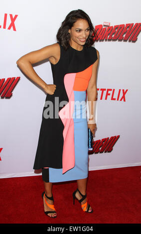 Los Angeles premiere di Netflix la 'Meraviglia's Daredevil" tenutasi presso la premiere Casa di Regal Cinemas LA LIVE - Arrivi con: Rosario Dawson dove: Los Angeles, California, Stati Uniti quando: 02 Apr 2015 C Foto Stock