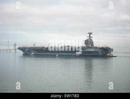 Newport News, Virginia, 17 Novembre 2013- Unità Pre-Commissioning Gerald Ford (CVN 78) transita il James River durante la sh Foto Stock