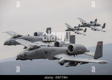 Dicembre 30, 2013 - A-10 Thunderbolt II di volare in formazione durante una missione di addestramento sulla gamma di Razorback, Fort Chaffee manovra Foto Stock