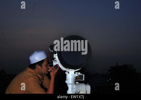 Jakarta, DKI Jakarta, Indonesia. 16 Giugno, 2015. JAKARTA, Indonesia - 16 giugno: indonesiano musulmani utilizzano un telescopio per tenere un Rukyatul Hilal per vedere il nuovo Jakarta, Indonesia. Ci sono stati confermati avvistamenti della luna nuova, che prima del Ramadan il 18 giugno 2015. © Sijori Immagini/ZUMA filo/Alamy Live News Foto Stock