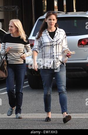 Jennifer Garner va al Sushi SugarFish la Domenica di Pasqua con gli amici con: Jennifer Garner dove: Los Angeles, California, Stati Uniti quando: 06 Apr 2015 C Foto Stock