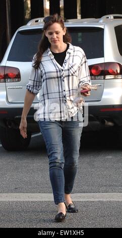 Jennifer Garner va al Sushi SugarFish la Domenica di Pasqua con gli amici con: Jennifer Garner dove: Los Angeles, California, Stati Uniti quando: 06 Apr 2015 C Foto Stock