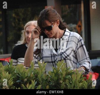 Jennifer Garner va al Sushi SugarFish la Domenica di Pasqua con gli amici con: Jennifer Garner dove: Los Angeles, California, Stati Uniti quando: 06 Apr 2015 C Foto Stock