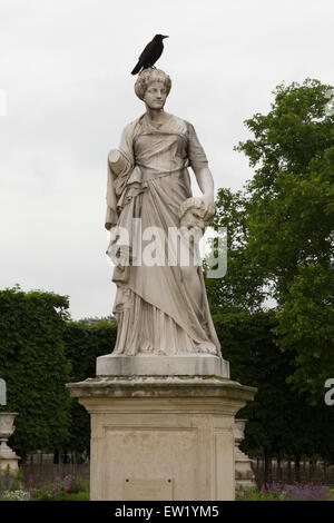 La Comedie statua nel Jardin des Tuileries di Parigi, Francia -- Il monumento è stato creato nel 1875 dallo scultore Julien Toussaint Roux