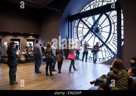 I turisti in linea per avere le foto scattate nella parte anteriore di un grande orologio del Musee d'Orsay, Parigi, Francia Foto Stock