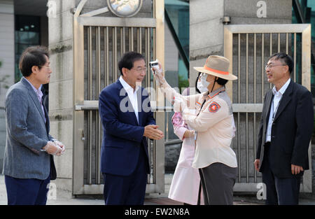 Seoul, Corea del Sud. 17 Giugno, 2015. Un lavoratore personale controlla la temperatura del sindaco di Seoul Park ha vinto ben presto (2 L) presso una scuola elementare a Seul, Corea del Sud, il 17 giugno 2015. Corea del Sud Mercoledì segnalati altri otto casi del Medio Oriente la sindrome respiratoria (MER) infezione ed uno più morte, portando il numero di morti a 20. Credito: Xinhua/Alamy Live News Foto Stock