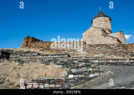 Famosa chiesa della Santa Trinità (Tsminda Sameba) dal XIV secolo vicino al villaggio di Gergeti e città Stepantsminda, Georgia Foto Stock