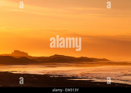 Vista del castello di Bamburgh in uno spettacolare tramonto dal Seahouses,Gran Bretagna Foto Stock